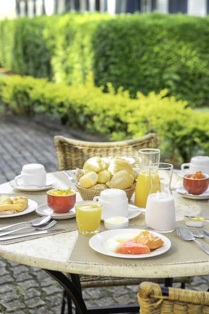 Mesa de café da manhã no jardim do hotel