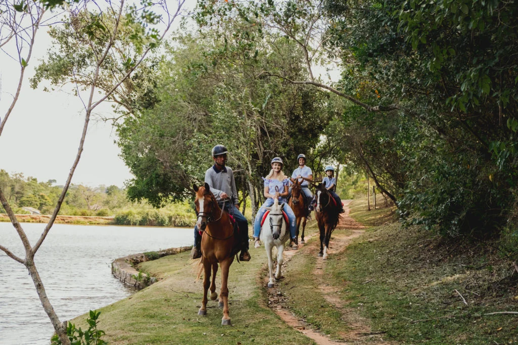 Passeio a cavalo pelas trilhas arborizadas da fazenda