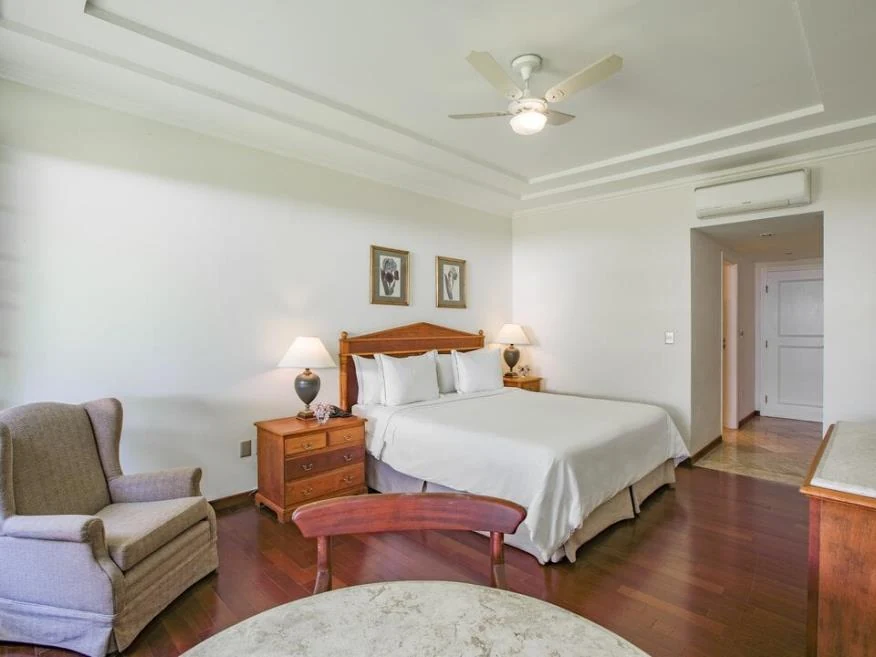 Vista da cama e da área de circulação, categoria Luxo do Hotel Fazenda Dona Carolina
