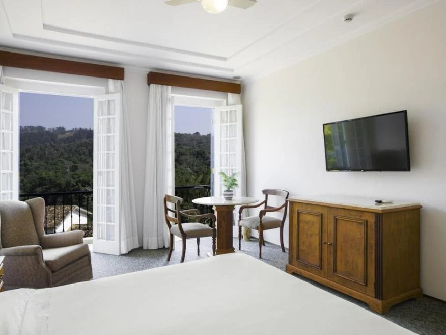 Poltrona e vista para a natureza, categoria Luxo Superior do Hotel Fazenda Dona Carolina