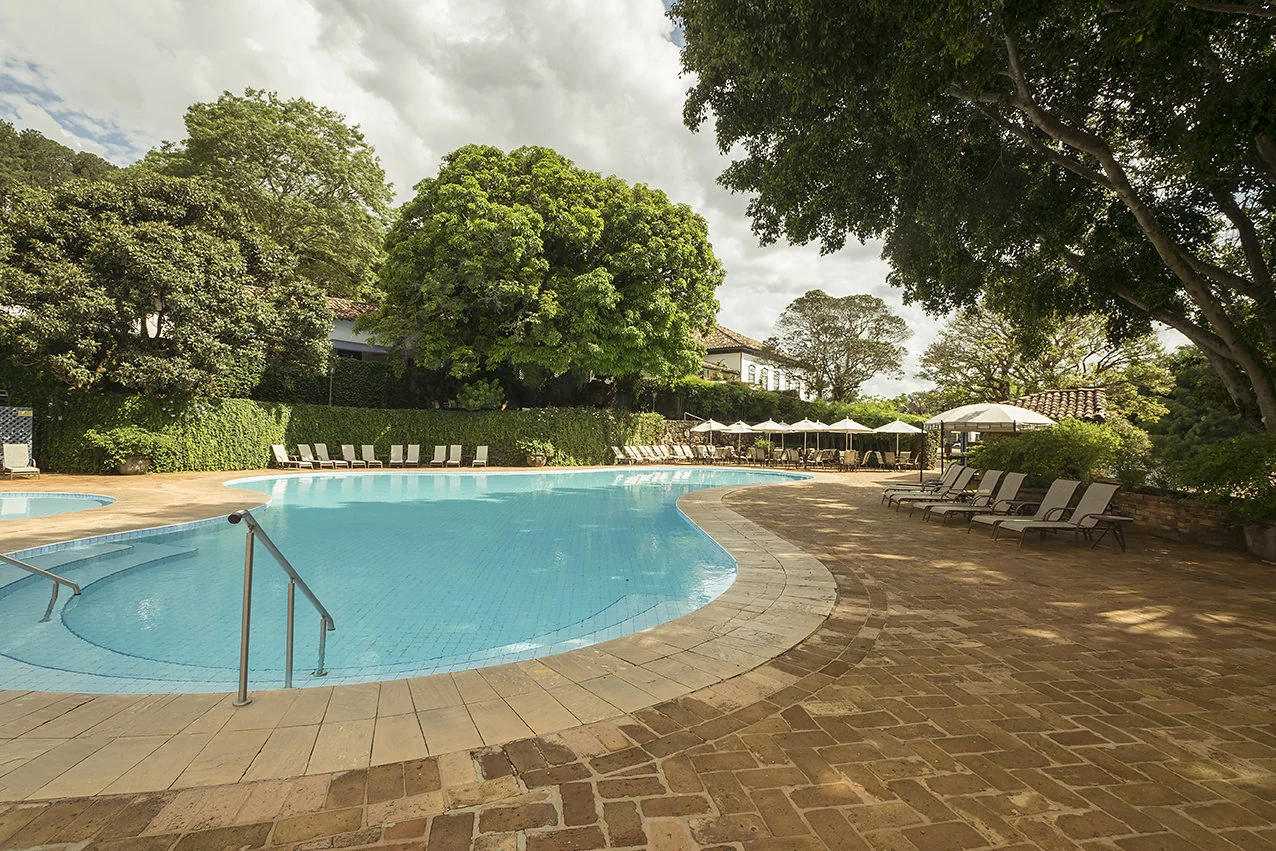 Piscina e jardins do Hotel Fazenda Dona Carolina