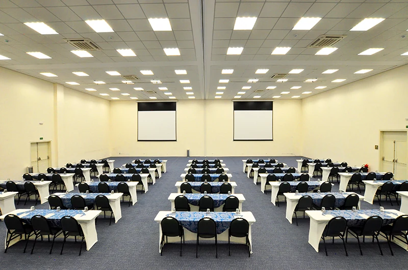 Espaço de eventos do Hotel Fazenda Dona Carolina preparado para uma plenária; imagem de referência do hotel