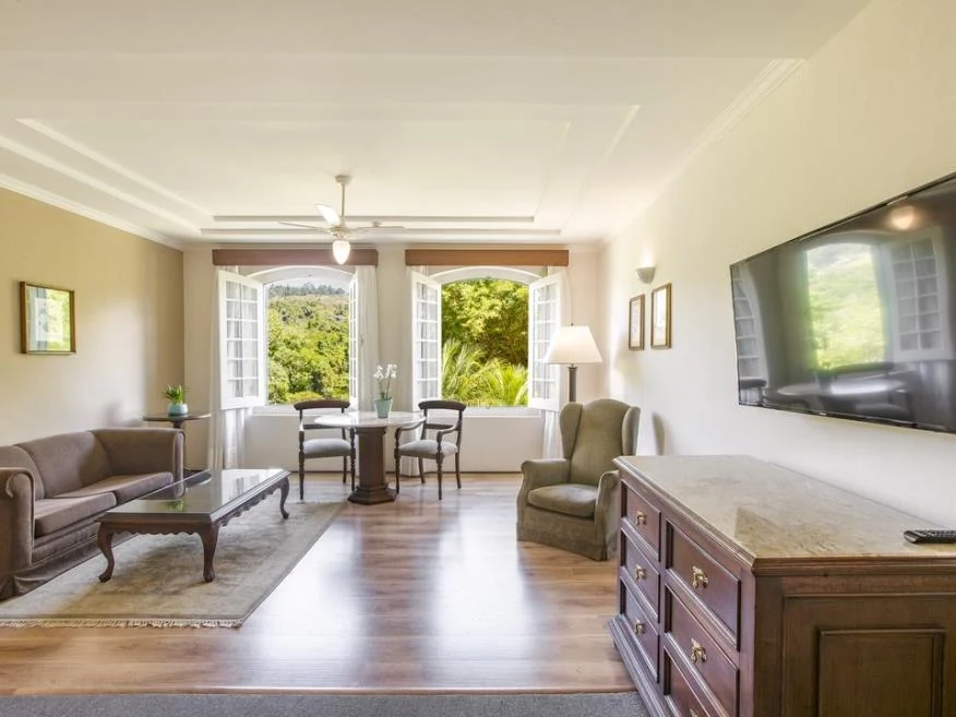 Sofá e área de estar da suíte, categoria Suíte Master do Hotel Fazenda Dona Carolina