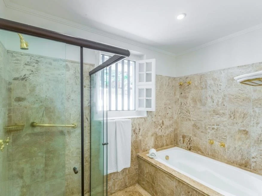 Banheira e ducha da suíte, categoria Suíte Master do Hotel Fazenda Dona Carolina